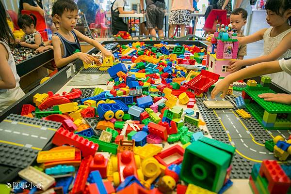 桃園龍潭美食-Brick Maker 玩樂磚家，讓孩子們用樂高堆積童年的親子益智餐廳! @圍事小哥的幸福相框