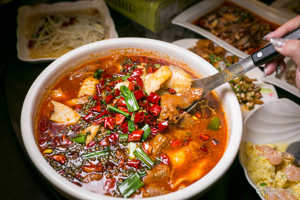 桃園中壢川菜-川耗仔食府，來自重慶的闆娘為大家帶來麻辣鮮香的正宗川味料理！保証讓你吃到滿頭大汗大呼過癮喔(陪吃) @圍事小哥的幸福相框