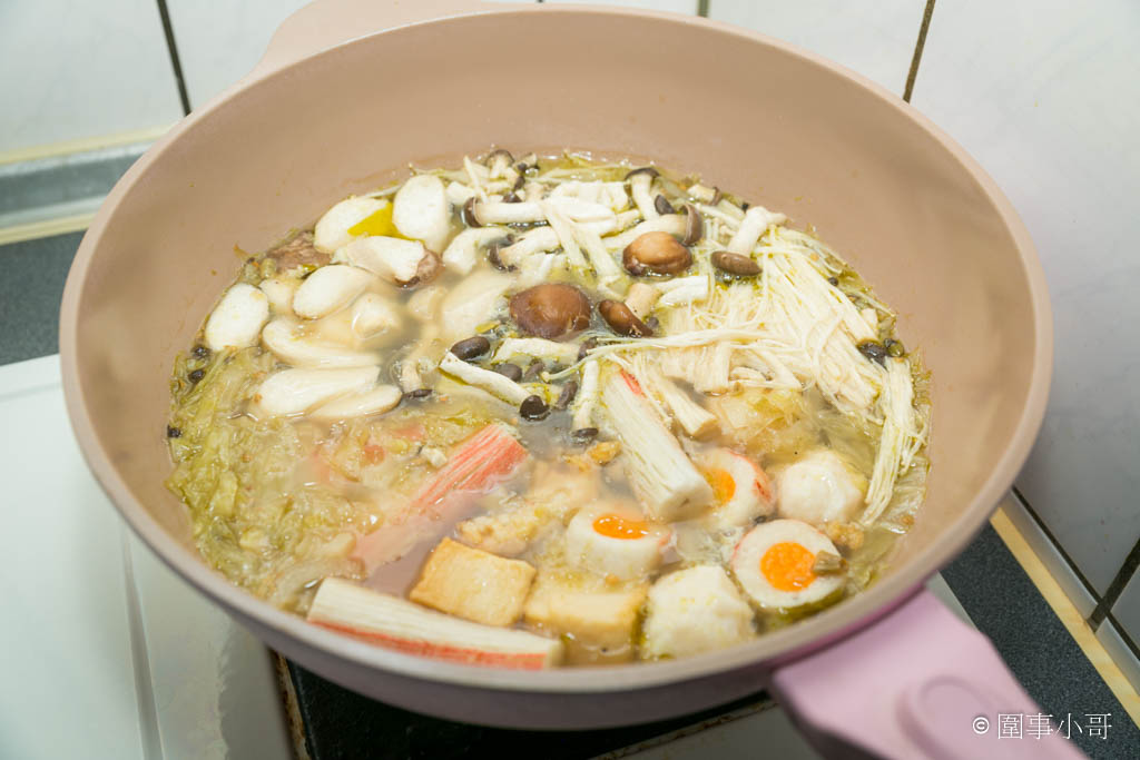 冷凍宅配美食-東北之家推出酸菜水餃啦！酸白菜跟青花椒再加上一點點的孜然，多層次的香氣再加上手打內餡口感更豐富。（邀約 @圍事小哥的幸福相框