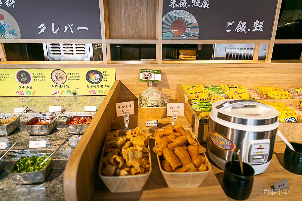 桃園吃到飽推薦桃園火車站美食-涮饗鍋 食べ放題，火車站旁平日只要四百多塊就可以享受多種肉品以及超豐富自助吧吃到飽啊！想補充肉肉成分就快來涮饗鍋吧。（邀約 @圍事小哥的幸福相框