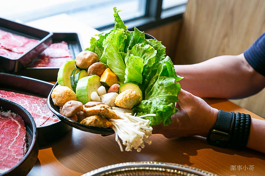 桃園吃到飽推薦桃園火車站美食-涮饗鍋 食べ放題，火車站旁平日只要四百多塊就可以享受多種肉品以及超豐富自助吧吃到飽啊！想補充肉肉成分就快來涮饗鍋吧。（邀約 @圍事小哥的幸福相框