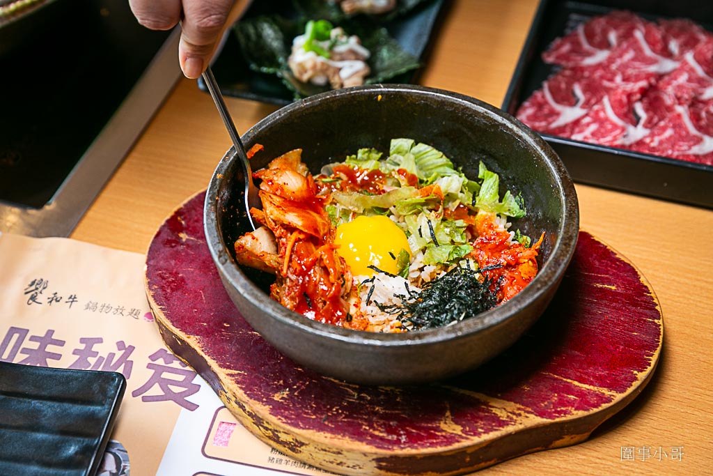 桃園吃到飽推薦桃園火車站美食-涮饗鍋 食べ放題，火車站旁平日只要四百多塊就可以享受多種肉品以及超豐富自助吧吃到飽啊！想補充肉肉成分就快來涮饗鍋吧。（邀約 @圍事小哥的幸福相框