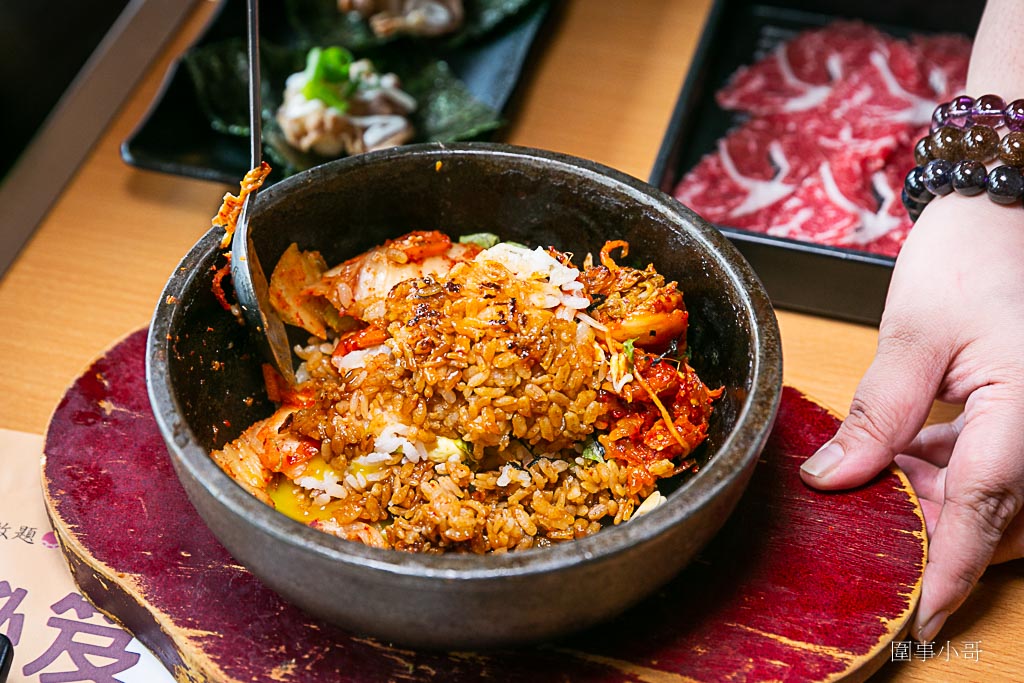 桃園吃到飽推薦桃園火車站美食-涮饗鍋 食べ放題，火車站旁平日只要四百多塊就可以享受多種肉品以及超豐富自助吧吃到飽啊！想補充肉肉成分就快來涮饗鍋吧。（邀約 @圍事小哥的幸福相框