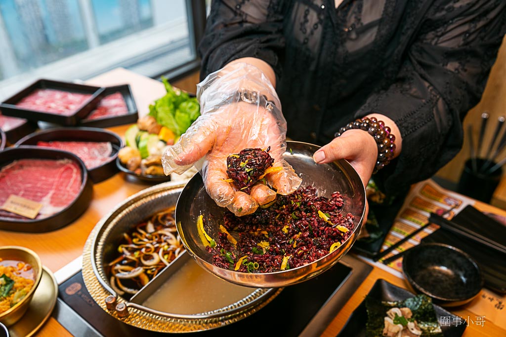 桃園吃到飽推薦桃園火車站美食-涮饗鍋 食べ放題，火車站旁平日只要四百多塊就可以享受多種肉品以及超豐富自助吧吃到飽啊！想補充肉肉成分就快來涮饗鍋吧。（邀約 @圍事小哥的幸福相框