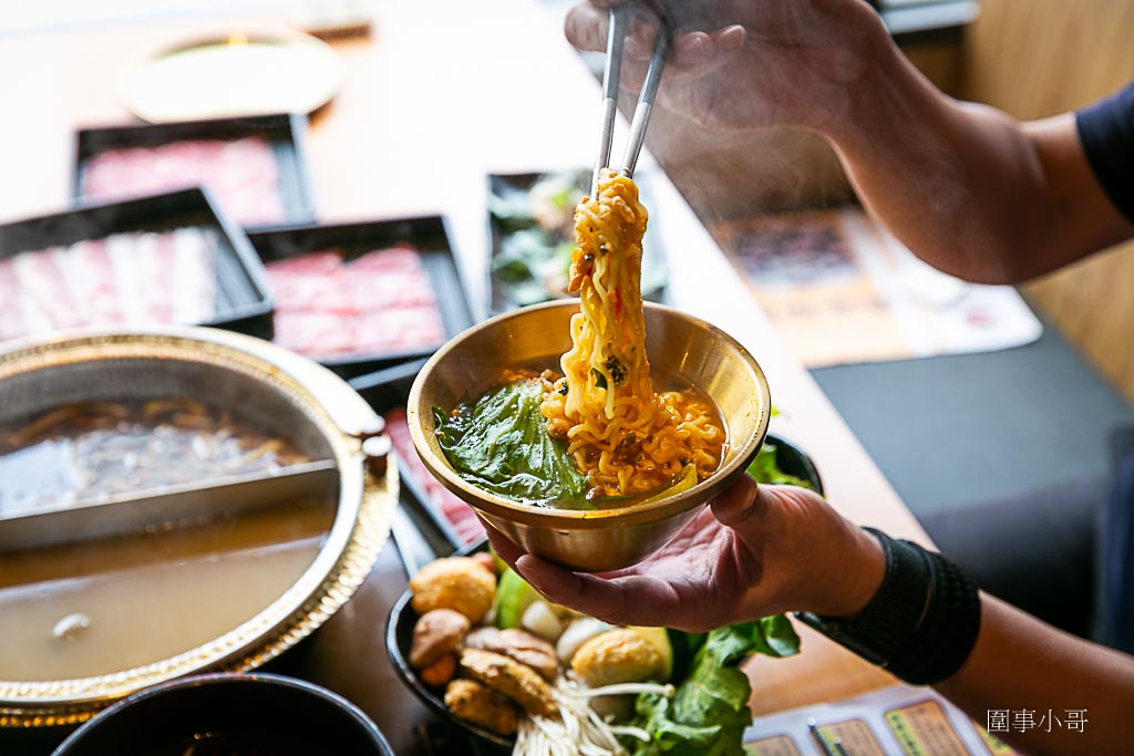 桃園吃到飽推薦桃園火車站美食-涮饗鍋 食べ放題，火車站旁平日只要四百多塊就可以享受多種肉品以及超豐富自助吧吃到飽啊！想補充肉肉成分就快來涮饗鍋吧。（邀約 @圍事小哥的幸福相框