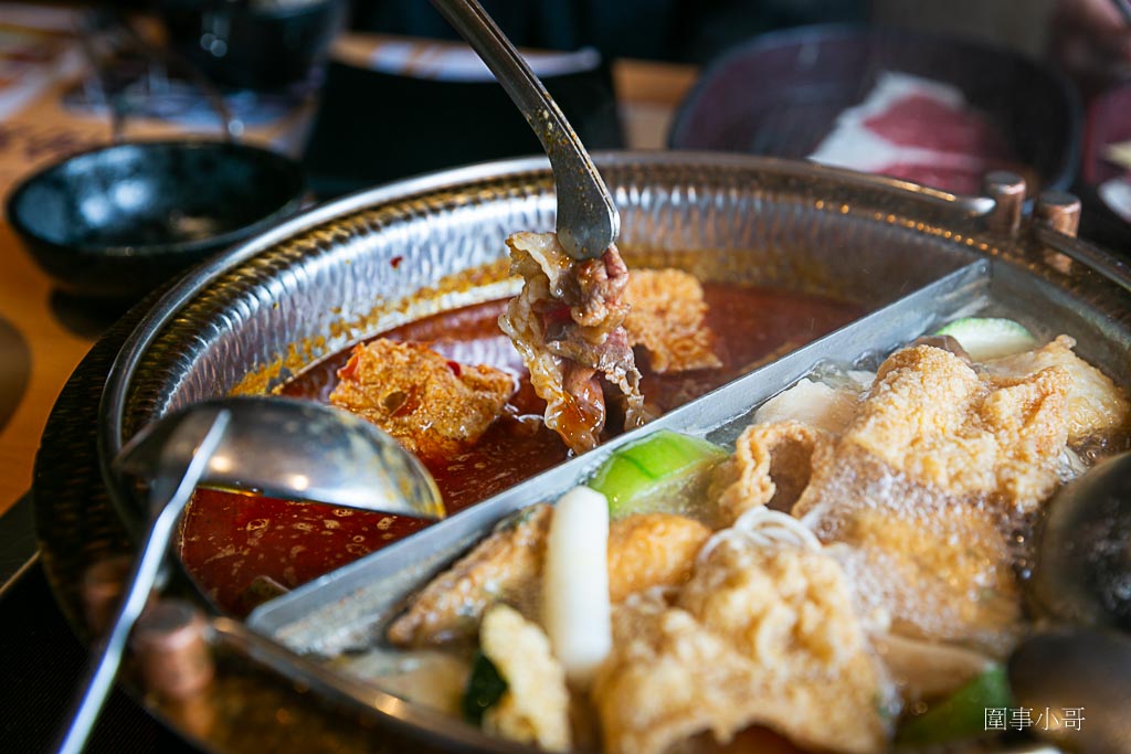 桃園吃到飽推薦桃園火車站美食-涮饗鍋 食べ放題，火車站旁平日只要四百多塊就可以享受多種肉品以及超豐富自助吧吃到飽啊！想補充肉肉成分就快來涮饗鍋吧。（邀約 @圍事小哥的幸福相框