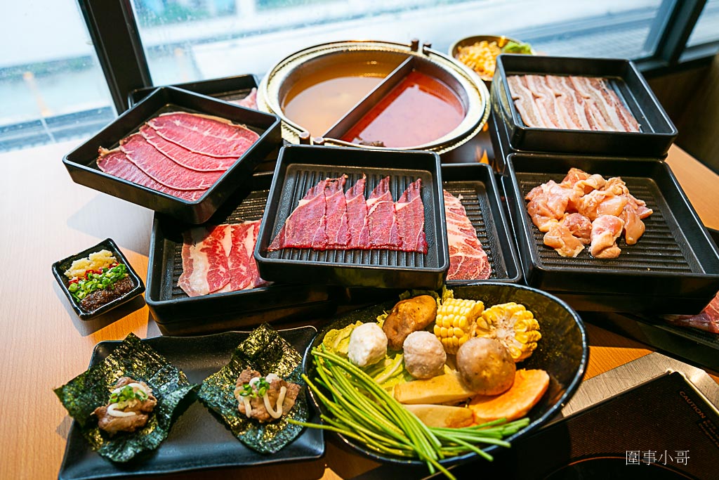 桃園吃到飽推薦桃園火車站美食-涮饗鍋 食べ放題，火車站旁平日只要四百多塊就可以享受多種肉品以及超豐富自助吧吃到飽啊！想補充肉肉成分就快來涮饗鍋吧。（邀約 @圍事小哥的幸福相框