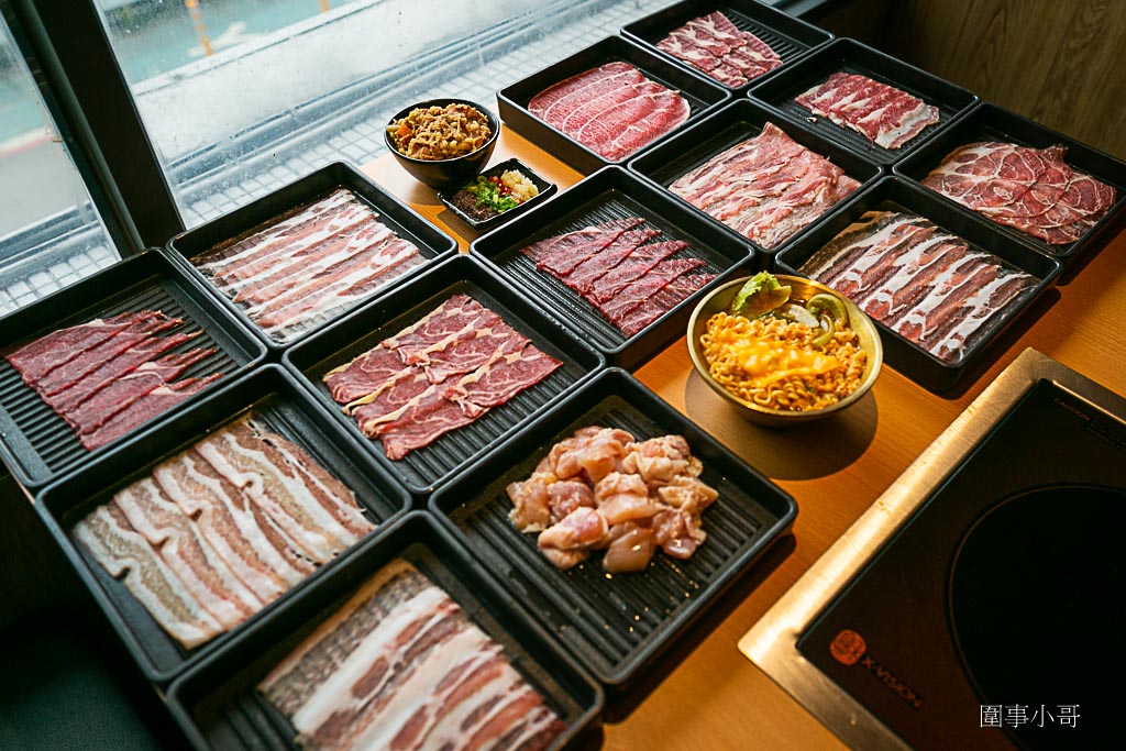 桃園吃到飽推薦桃園火車站美食-涮饗鍋 食べ放題，火車站旁平日只要四百多塊就可以享受多種肉品以及超豐富自助吧吃到飽啊！想補充肉肉成分就快來涮饗鍋吧。（邀約 @圍事小哥的幸福相框