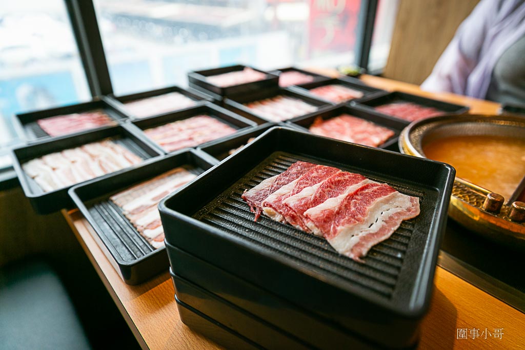 桃園吃到飽推薦桃園火車站美食-涮饗鍋 食べ放題，火車站旁平日只要四百多塊就可以享受多種肉品以及超豐富自助吧吃到飽啊！想補充肉肉成分就快來涮饗鍋吧。（邀約 @圍事小哥的幸福相框