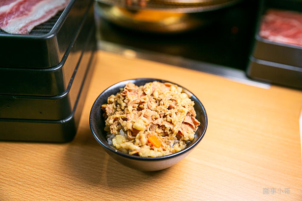 桃園吃到飽推薦桃園火車站美食-涮饗鍋 食べ放題，火車站旁平日只要四百多塊就可以享受多種肉品以及超豐富自助吧吃到飽啊！想補充肉肉成分就快來涮饗鍋吧。（邀約 @圍事小哥的幸福相框