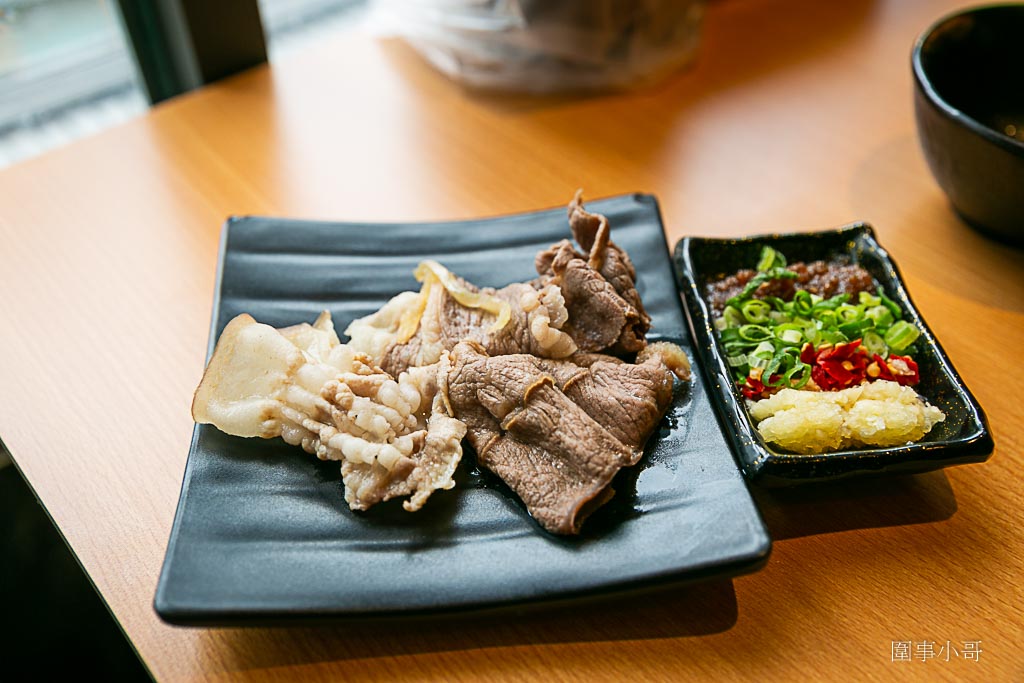 桃園吃到飽推薦桃園火車站美食-涮饗鍋 食べ放題，火車站旁平日只要四百多塊就可以享受多種肉品以及超豐富自助吧吃到飽啊！想補充肉肉成分就快來涮饗鍋吧。（邀約 @圍事小哥的幸福相框