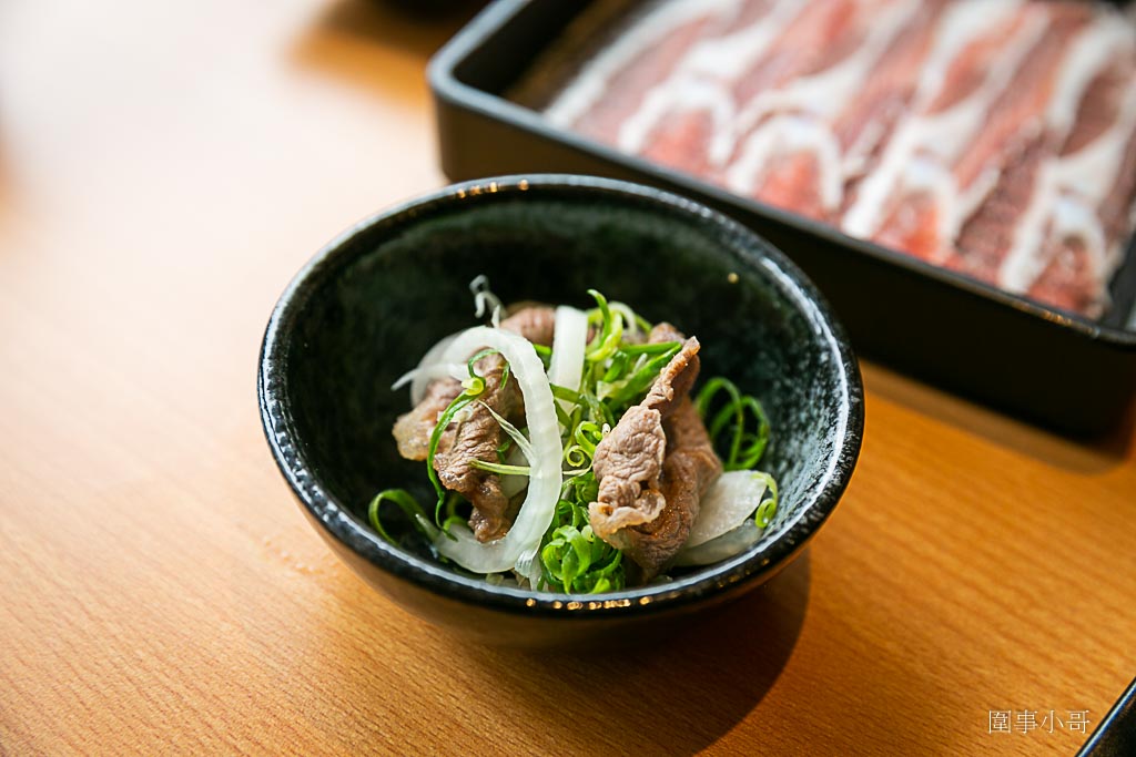 桃園吃到飽推薦桃園火車站美食-涮饗鍋 食べ放題，火車站旁平日只要四百多塊就可以享受多種肉品以及超豐富自助吧吃到飽啊！想補充肉肉成分就快來涮饗鍋吧。（邀約 @圍事小哥的幸福相框