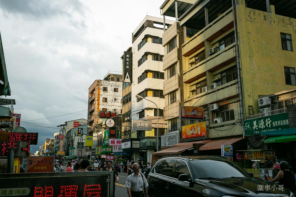 台中輕旅行住宿推薦-傳思文旅，位在熱鬧非凡的忠孝夜市正中央！往左往右都是迷人的各式美食飲品！回到飯店關上門又能享用安靜舒適的放鬆時光喔。 @圍事小哥的幸福相框