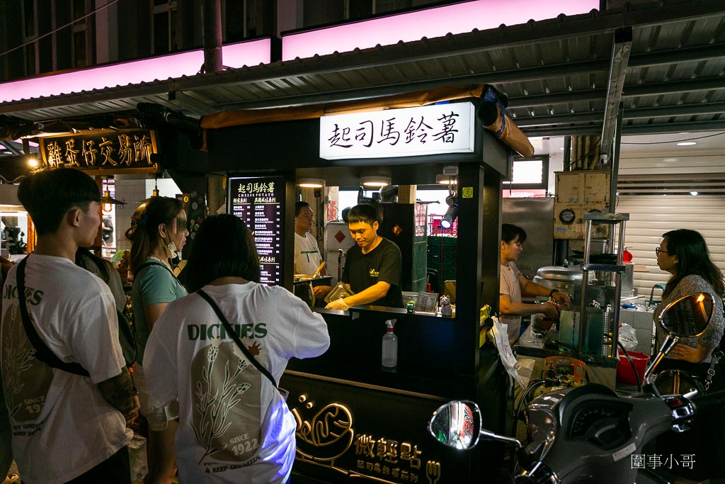 台中輕旅行住宿推薦-傳思文旅，位在熱鬧非凡的忠孝夜市正中央！往左往右都是迷人的各式美食飲品！回到飯店關上門又能享用安靜舒適的放鬆時光喔。 @圍事小哥的幸福相框