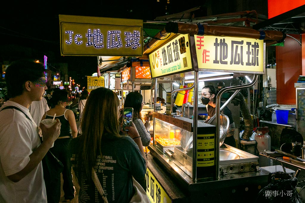 台中輕旅行住宿推薦-傳思文旅，位在熱鬧非凡的忠孝夜市正中央！往左往右都是迷人的各式美食飲品！回到飯店關上門又能享用安靜舒適的放鬆時光喔。 @圍事小哥的幸福相框