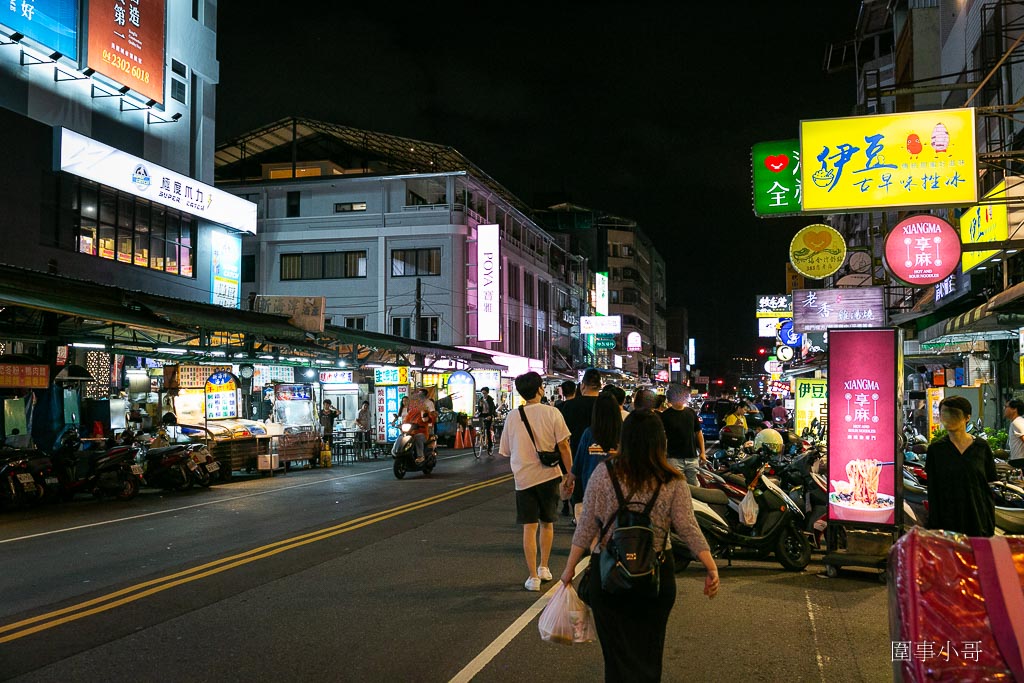 台中輕旅行住宿推薦-傳思文旅，位在熱鬧非凡的忠孝夜市正中央！往左往右都是迷人的各式美食飲品！回到飯店關上門又能享用安靜舒適的放鬆時光喔。 @圍事小哥的幸福相框