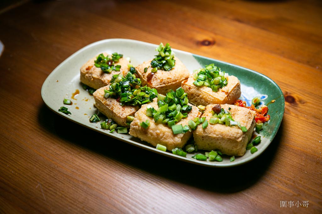 龍潭餐酒推薦-吉娜魯岸原民風味居，阿美族的熱情與美食都在這裡！大推烤魚跟韭菜臭豆腐喔喔喔！ @圍事小哥的幸福相框