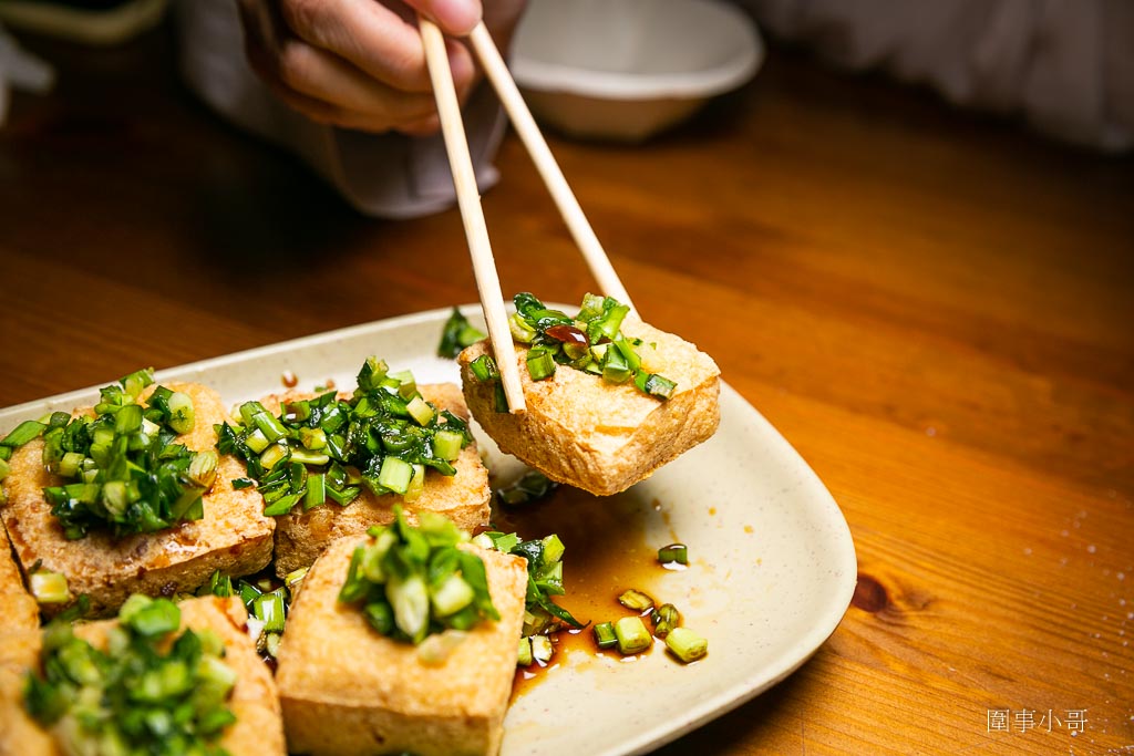 龍潭餐酒推薦-吉娜魯岸原民風味居，阿美族的熱情與美食都在這裡！大推烤魚跟韭菜臭豆腐喔喔喔！ @圍事小哥的幸福相框