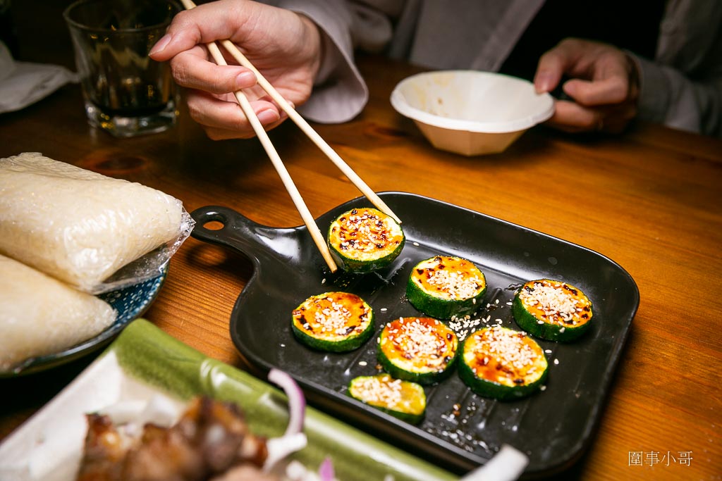 龍潭餐酒推薦-吉娜魯岸原民風味居，阿美族的熱情與美食都在這裡！大推烤魚跟韭菜臭豆腐喔喔喔！ @圍事小哥的幸福相框