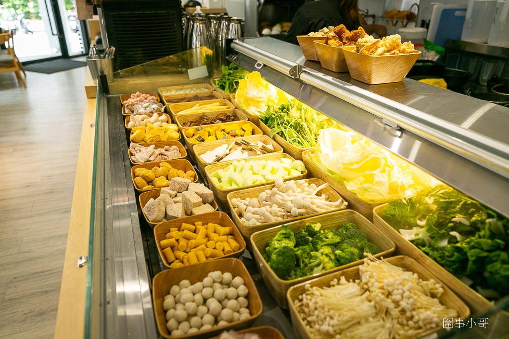 饗點鍋文心店！宜蘭饗點鍋進駐台中啦～湯頭鮮美再加上各式頂級肉品海鮮任君挑選，蔬食自助吧多種甜點也是吃到飽啊啊啊（邀約） @圍事小哥的幸福相框