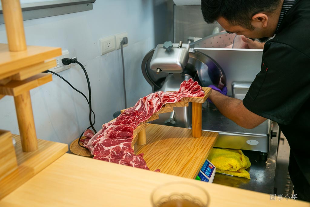 饗點鍋文心店！宜蘭饗點鍋進駐台中啦～湯頭鮮美再加上各式頂級肉品海鮮任君挑選，蔬食自助吧多種甜點也是吃到飽啊啊啊（邀約） @圍事小哥的幸福相框