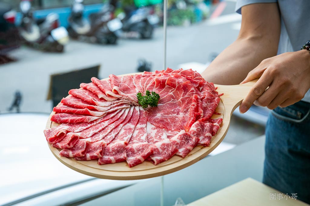 饗點鍋文心店！宜蘭饗點鍋進駐台中啦～湯頭鮮美再加上各式頂級肉品海鮮任君挑選，蔬食自助吧多種甜點也是吃到飽啊啊啊（邀約） @圍事小哥的幸福相框