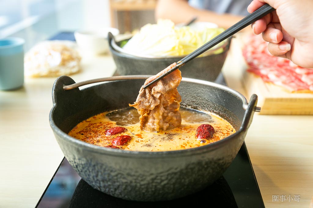 饗點鍋文心店！宜蘭饗點鍋進駐台中啦～湯頭鮮美再加上各式頂級肉品海鮮任君挑選，蔬食自助吧多種甜點也是吃到飽啊啊啊（邀約） @圍事小哥的幸福相框