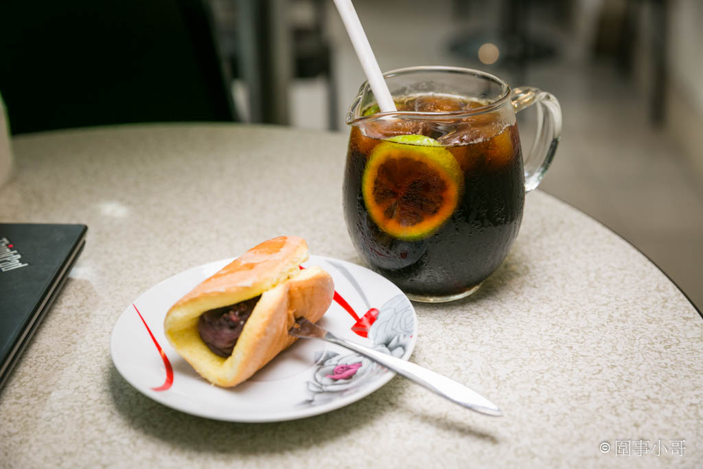 台中輕旅行住宿推薦-傳思文旅，位在熱鬧非凡的忠孝夜市正中央！往左往右都是迷人的各式美食飲品！回到飯店關上門又能享用安靜舒適的放鬆時光喔。 @圍事小哥的幸福相框