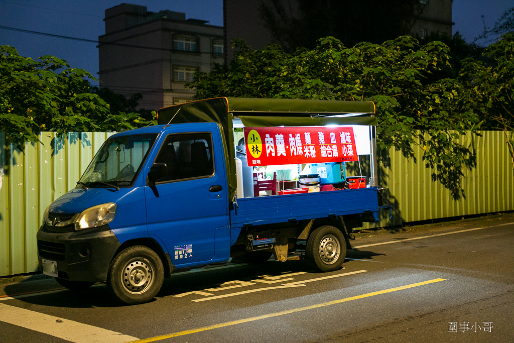 中壢太子鎮美食餐車又一發！小林蒜味肉羮，清淡爽口的蒜味肉羮麵我超愛，古早味肉燥米粉好吃又大碗～冷滷更是招牌～記得加秘製辣椒醬啊大家！ @圍事小哥的幸福相框