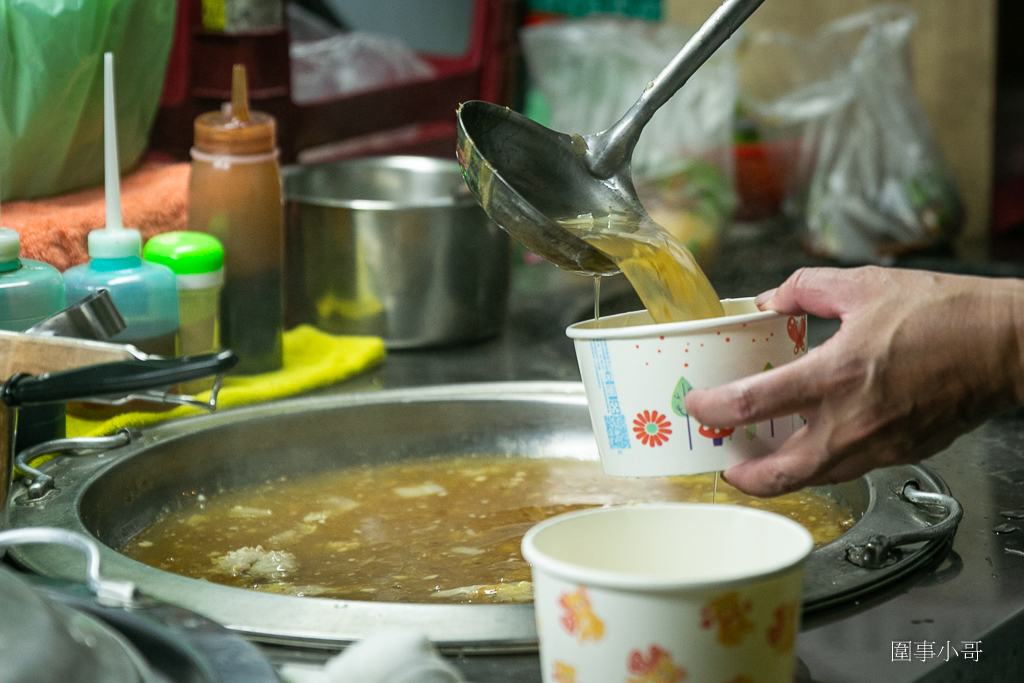 中壢太子鎮美食餐車又一發！小林蒜味肉羮，清淡爽口的蒜味肉羮麵我超愛，古早味肉燥米粉好吃又大碗～冷滷更是招牌～記得加秘製辣椒醬啊大家！ @圍事小哥的幸福相框