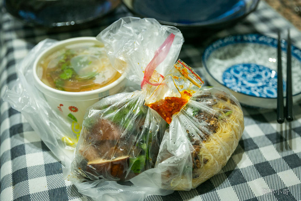 中壢太子鎮美食餐車又一發！小林蒜味肉羮，清淡爽口的蒜味肉羮麵我超愛，古早味肉燥米粉好吃又大碗～冷滷更是招牌～記得加秘製辣椒醬啊大家！ @圍事小哥的幸福相框