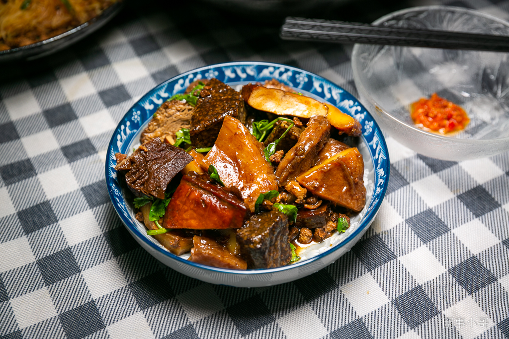 中壢太子鎮美食餐車又一發！小林蒜味肉羮，清淡爽口的蒜味肉羮麵我超愛，古早味肉燥米粉好吃又大碗～冷滷更是招牌～記得加秘製辣椒醬啊大家！ @圍事小哥的幸福相框