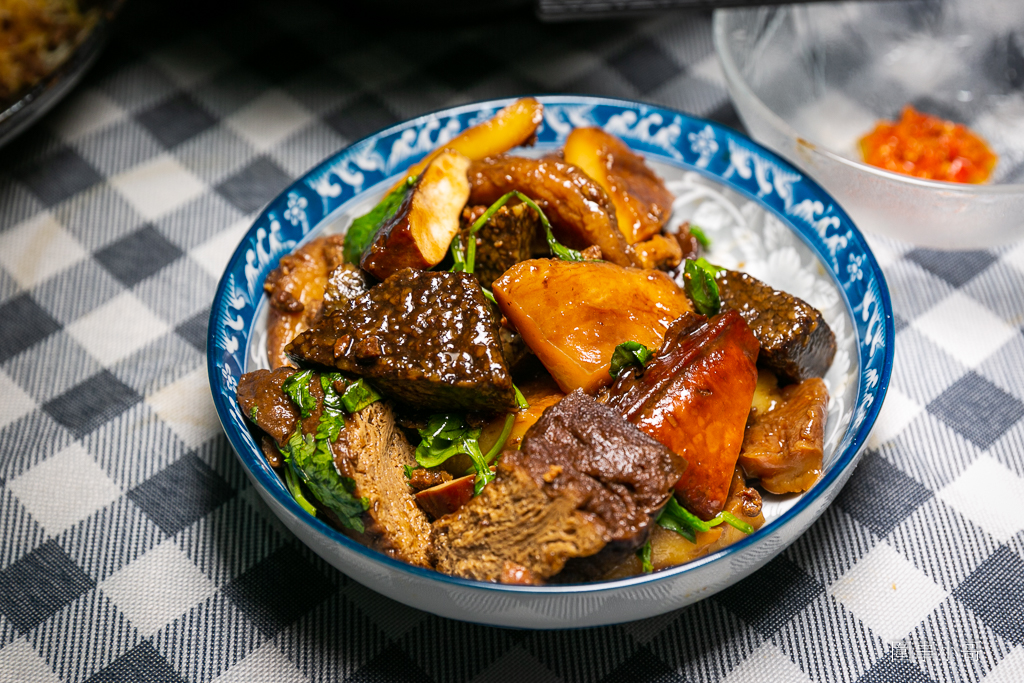 中壢太子鎮美食餐車又一發！小林蒜味肉羮，清淡爽口的蒜味肉羮麵我超愛，古早味肉燥米粉好吃又大碗～冷滷更是招牌～記得加秘製辣椒醬啊大家！ @圍事小哥的幸福相框