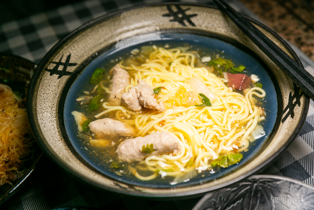 中壢太子鎮美食餐車又一發！小林蒜味肉羮，清淡爽口的蒜味肉羮麵我超愛，古早味肉燥米粉好吃又大碗～冷滷更是招牌～記得加秘製辣椒醬啊大家！ @圍事小哥的幸福相框