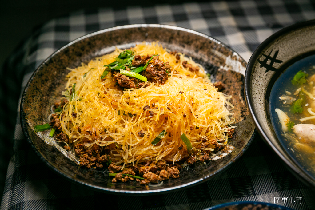 中壢太子鎮美食餐車又一發！小林蒜味肉羮，清淡爽口的蒜味肉羮麵我超愛，古早味肉燥米粉好吃又大碗～冷滷更是招牌～記得加秘製辣椒醬啊大家！ @圍事小哥的幸福相框