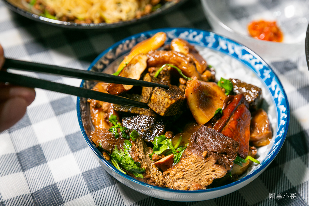 中壢太子鎮美食餐車又一發！小林蒜味肉羮，清淡爽口的蒜味肉羮麵我超愛，古早味肉燥米粉好吃又大碗～冷滷更是招牌～記得加秘製辣椒醬啊大家！ @圍事小哥的幸福相框