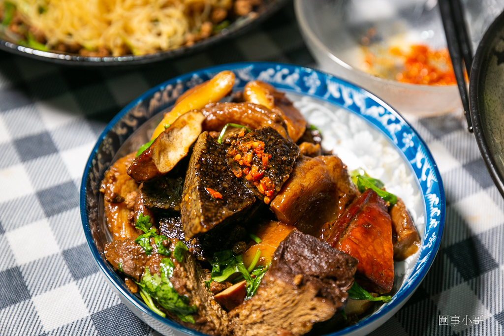 中壢太子鎮美食餐車又一發！小林蒜味肉羮，清淡爽口的蒜味肉羮麵我超愛，古早味肉燥米粉好吃又大碗～冷滷更是招牌～記得加秘製辣椒醬啊大家！ @圍事小哥的幸福相框