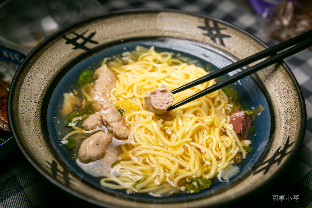 中壢太子鎮美食餐車又一發！小林蒜味肉羮，清淡爽口的蒜味肉羮麵我超愛，古早味肉燥米粉好吃又大碗～冷滷更是招牌～記得加秘製辣椒醬啊大家！ @圍事小哥的幸福相框