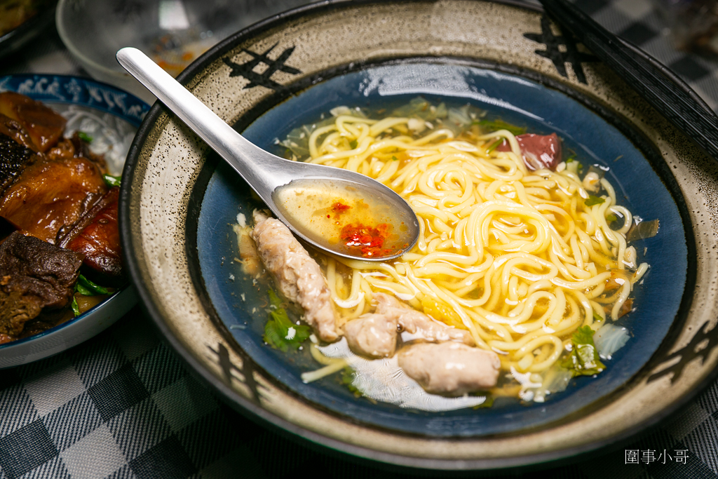 中壢太子鎮美食餐車又一發！小林蒜味肉羮，清淡爽口的蒜味肉羮麵我超愛，古早味肉燥米粉好吃又大碗～冷滷更是招牌～記得加秘製辣椒醬啊大家！ @圍事小哥的幸福相框