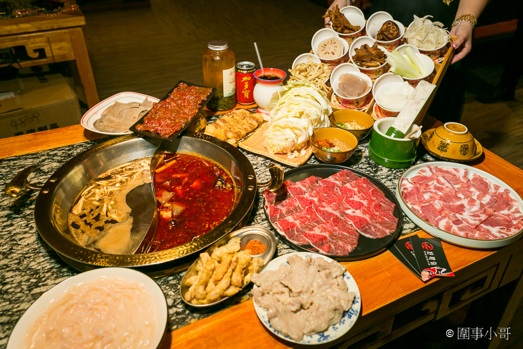 林口龜山美食-梅菊手作魯肉飯，鋪滿鮮蚵蝦子的月見痛風魯肉飯不只浮誇，還非常好吃喔！！！ @圍事小哥的幸福相框