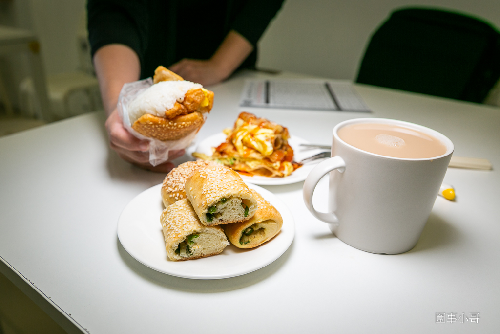 宜蘭冬山早餐-奇峰豆漿冬山店，雅致的佈置溫馨的氛圍再加上傳承自父親的好手藝，超級優雅的闆娘還提供好好吃的手工戚風蛋糕的預約販售！ @圍事小哥的幸福相框