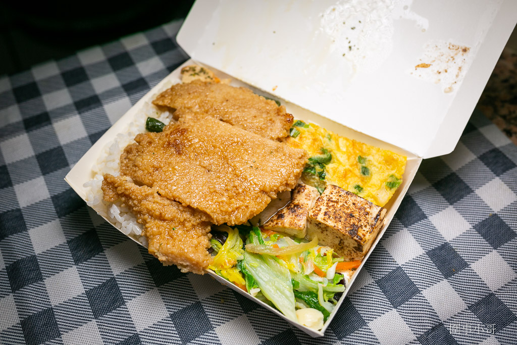 中壢太子鎮美食-饗福便當，沒有看板的小小便當店，但竟然能吃到餐廳等級的精緻菜餚！！！還有各式真空冷凍包裝的各種菜色可以選購。 @圍事小哥的幸福相框