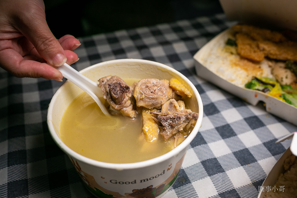 中壢太子鎮美食-饗福便當，沒有看板的小小便當店，但竟然能吃到餐廳等級的精緻菜餚！！！還有各式真空冷凍包裝的各種菜色可以選購。 @圍事小哥的幸福相框