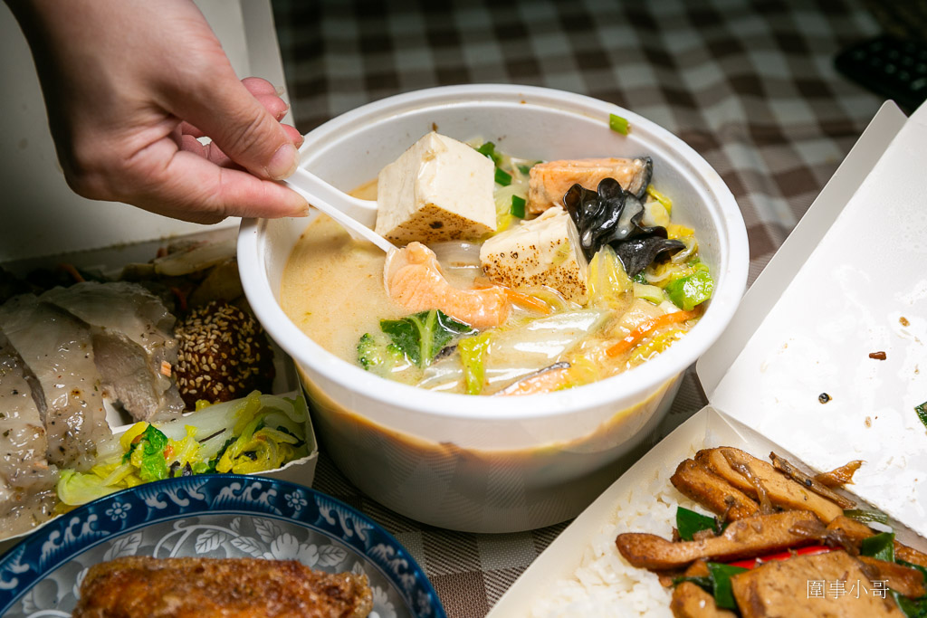 中壢太子鎮美食-饗福便當，沒有看板的小小便當店，但竟然能吃到餐廳等級的精緻菜餚！！！還有各式真空冷凍包裝的各種菜色可以選購。 @圍事小哥的幸福相框