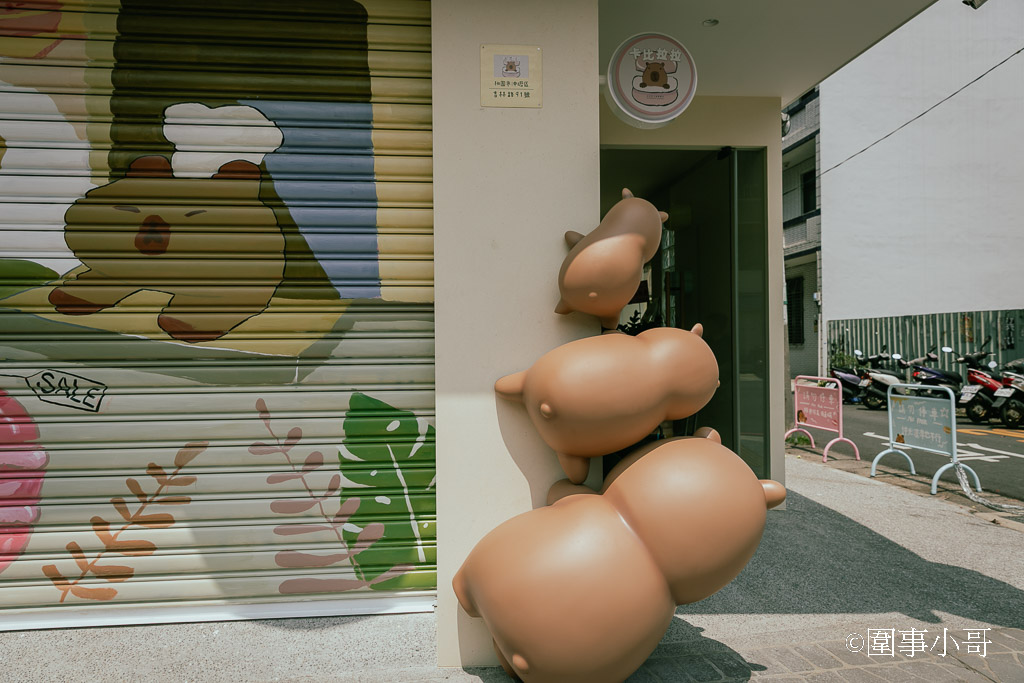 桃園內壢美食景點-卡比拉拉，超萌水豚君們圍繞著各式的手工點心大樹，太可愛了！！！（邀約 @圍事小哥的幸福相框