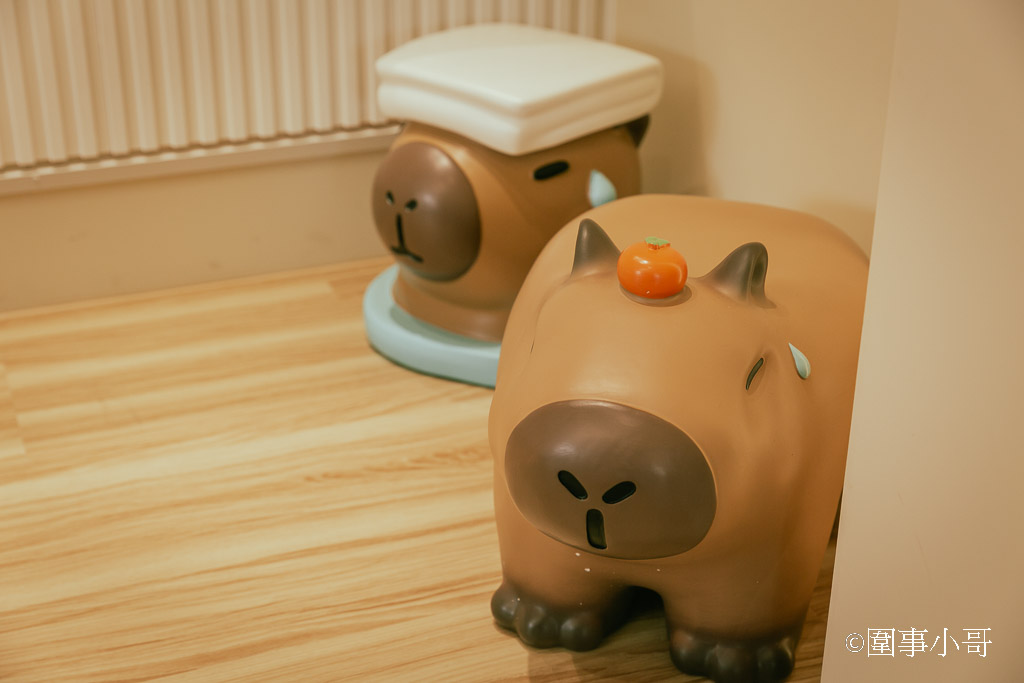 桃園內壢美食景點-卡比拉拉，超萌水豚君們圍繞著各式的手工點心大樹，太可愛了！！！（邀約 @圍事小哥的幸福相框