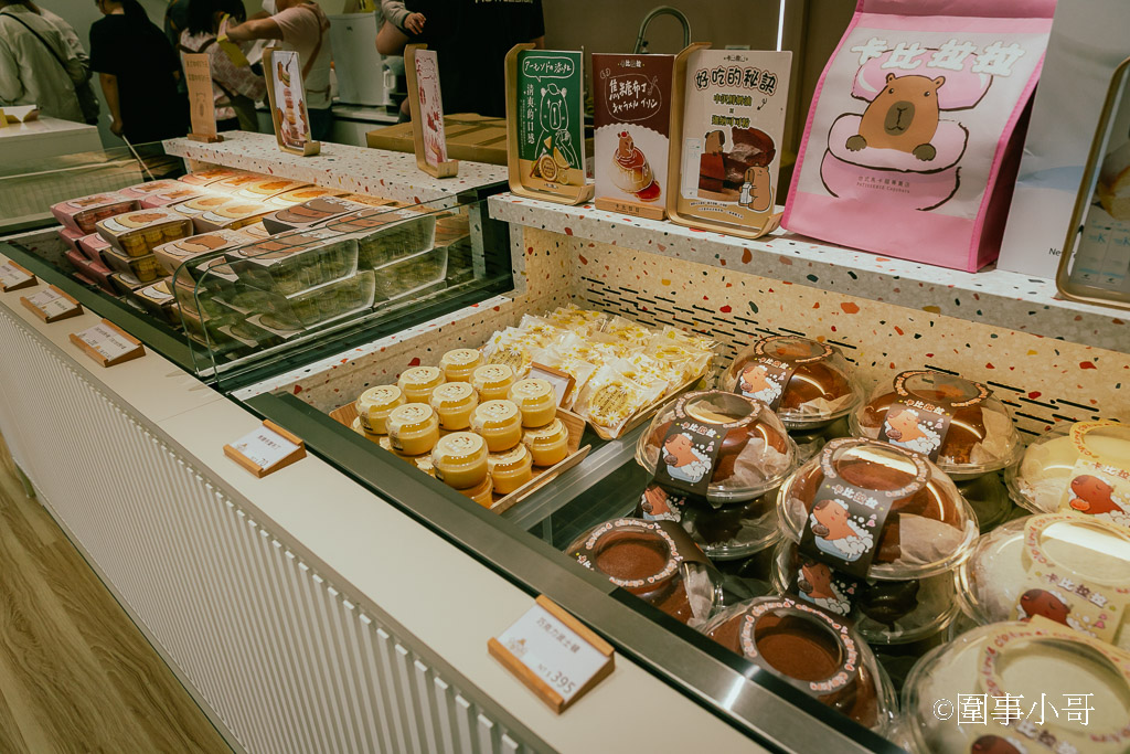 桃園內壢美食景點-卡比拉拉，超萌水豚君們圍繞著各式的手工點心大樹，太可愛了！！！（邀約 @圍事小哥的幸福相框