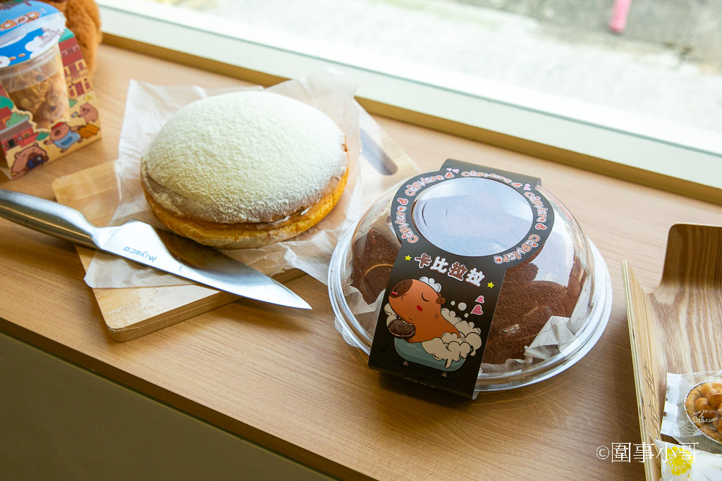 桃園內壢美食景點-卡比拉拉，超萌水豚君們圍繞著各式的手工點心大樹，太可愛了！！！（邀約 @圍事小哥的幸福相框