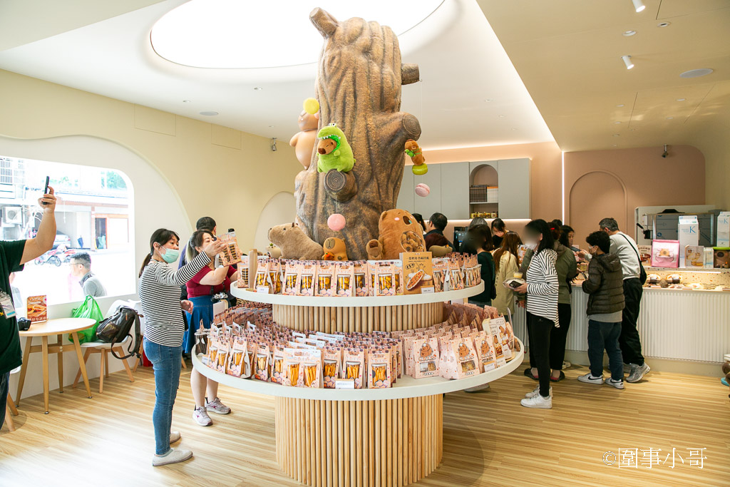 桃園內壢美食景點-卡比拉拉，超萌水豚君們圍繞著各式的手工點心大樹，太可愛了！！！（邀約 @圍事小哥的幸福相框