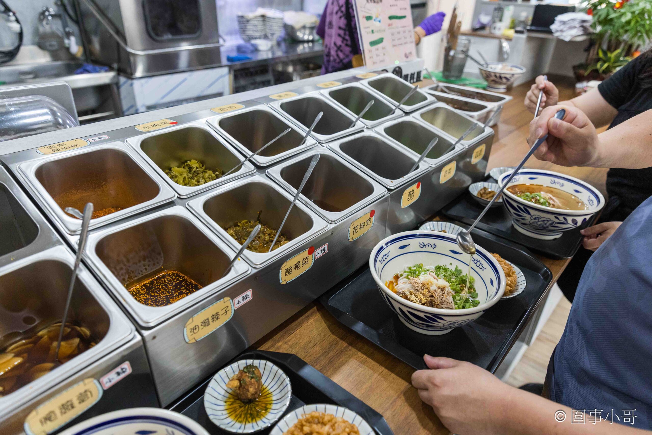 宜蘭羅東美食推薦-甩壹碗雲南米線專賣店，十幾種佐料任你加，老闆記憶裡的雲南米線就要這樣吃才好吃！！！ @圍事小哥的幸福相框